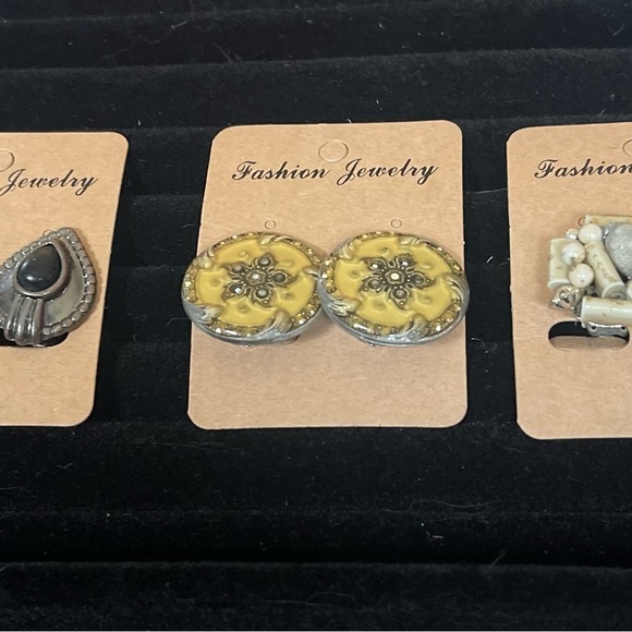 3 Pair of Vintage Clip-on Earrings - Picture 5 of 6